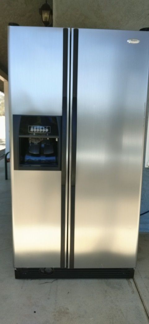 Clean! Whirlpool 25 Cubic Feet Refrigerator