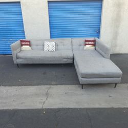Modern sectional couch 🛋️ gray, very clean