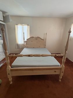 Broyhill Queen Bedframe. Pick up in 90045