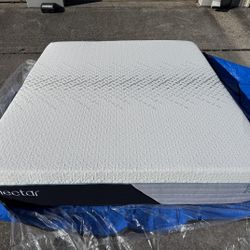 Nectar Premier Hybrid Mattress (King Size) *LIKE NEW* / I can deliver!