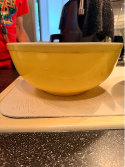 Yellow Vintage Pyrex glass mixing bowl.