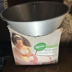 wilton wonder doll mold to make doll kits, cupcake/cake carrier and other baking items-see Description 