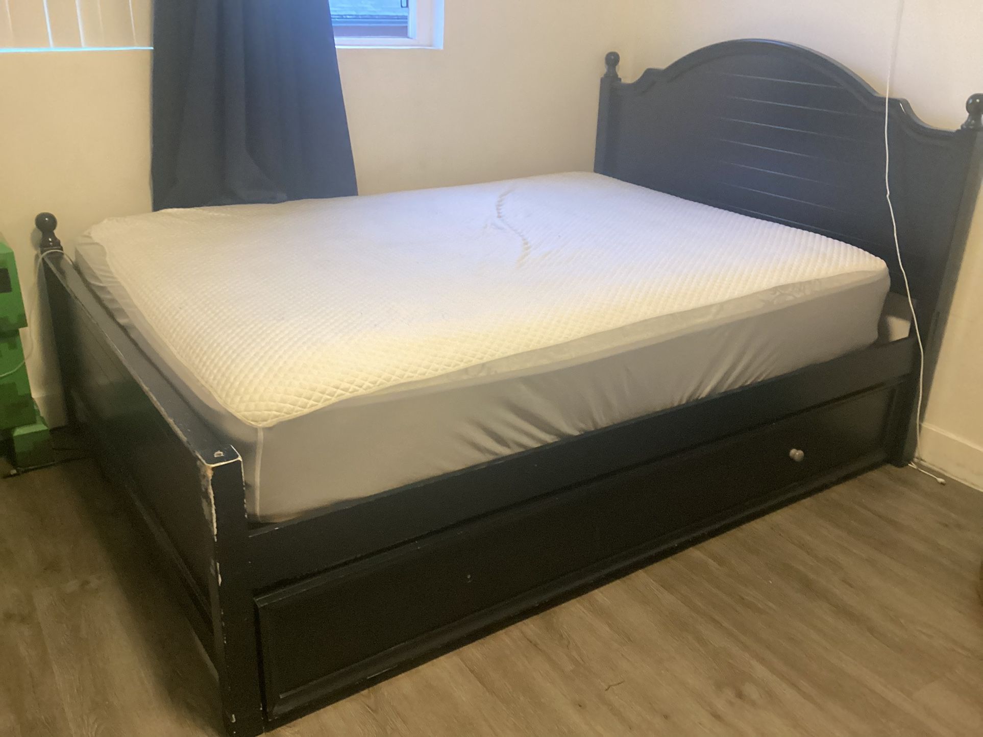 TRUNDLE FULL/QUEEN BED WITH DRESSER
