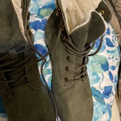 New ladies boots waterproof green size 8 1/2  $20 Located PharrTexas 78577