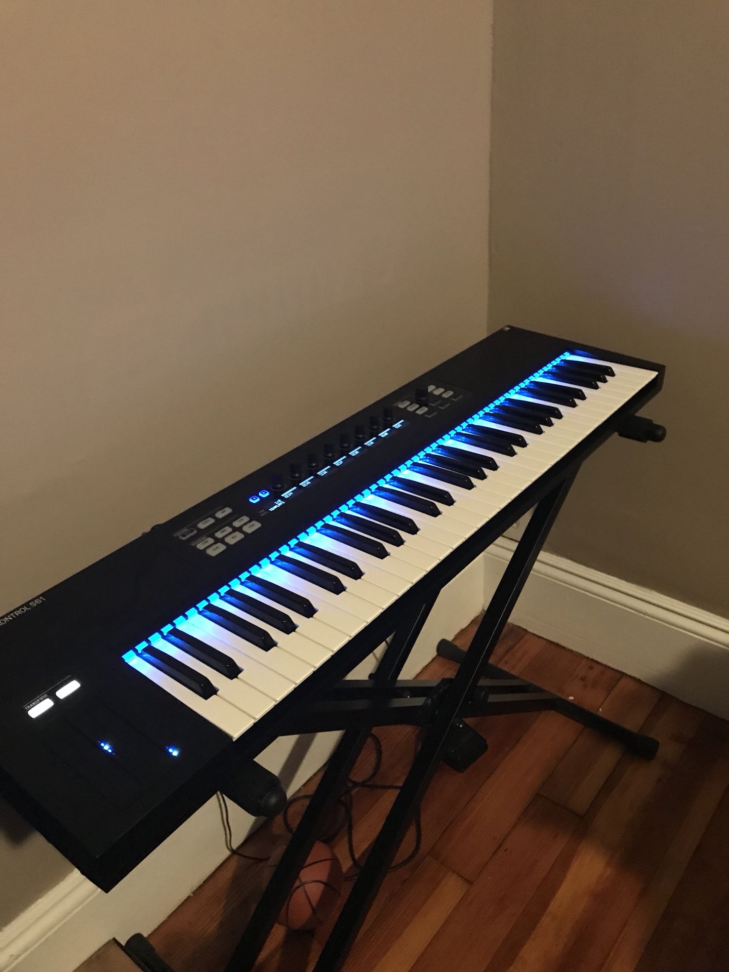 Komplete Kontrol S61 MK1 for Sale in Boston, MA - OfferUp