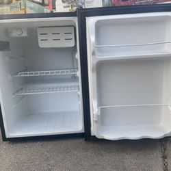 Kenmore 2.5 Cubic Feet Refrigerator 