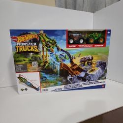 Hot Wheels Monster Trucks Wreckin' Raceway Track Playset Bigfoot Gunkster 