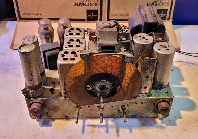 Philco Radio Chassis Type 640 - POWERS ON