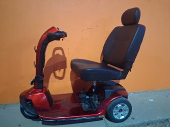 E-Scooter with swivel seat