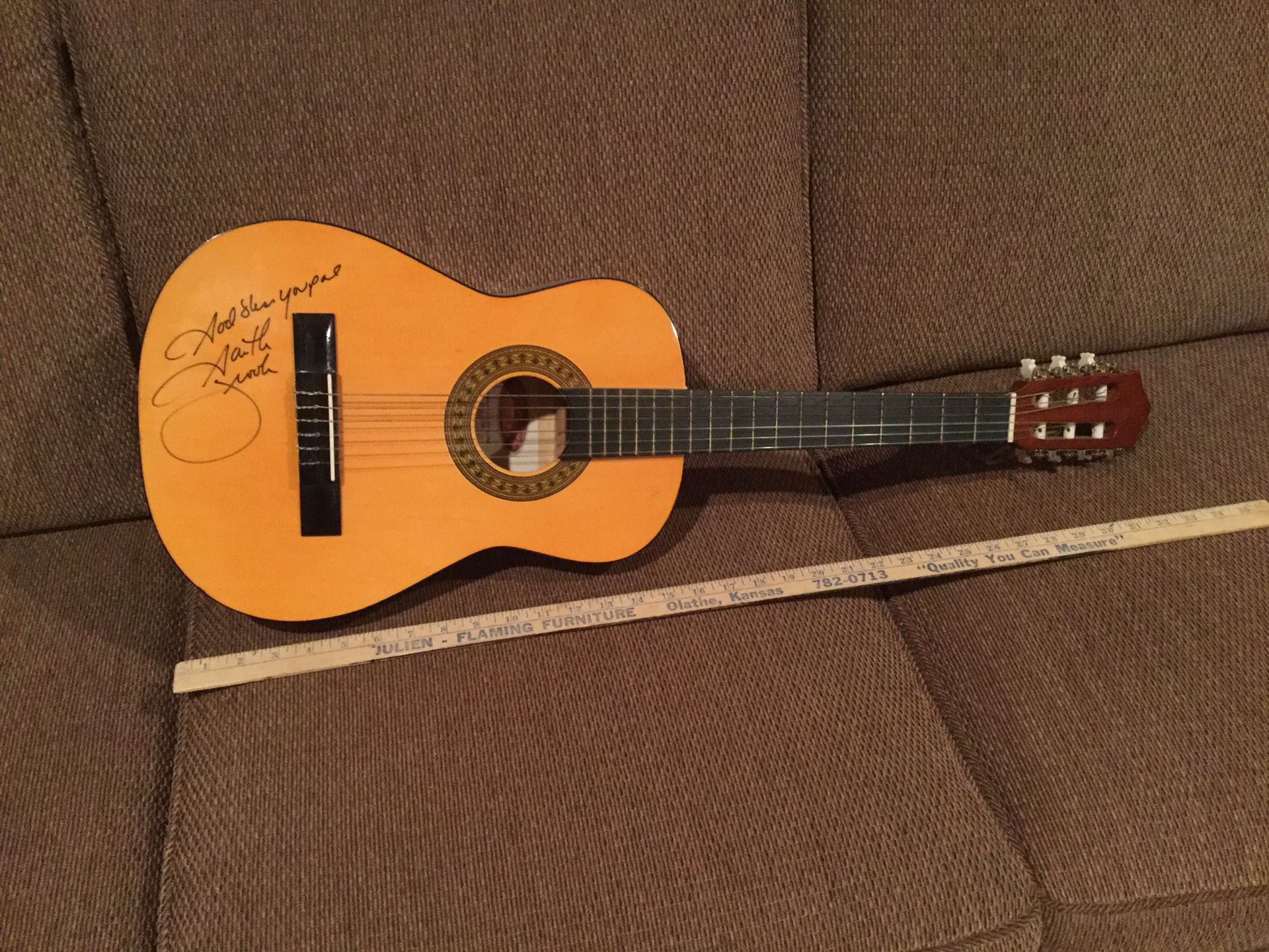 COUNTRY MUSIC SUPERSTAR GARTH BROOKS AUTOGRAPHED GUITAR