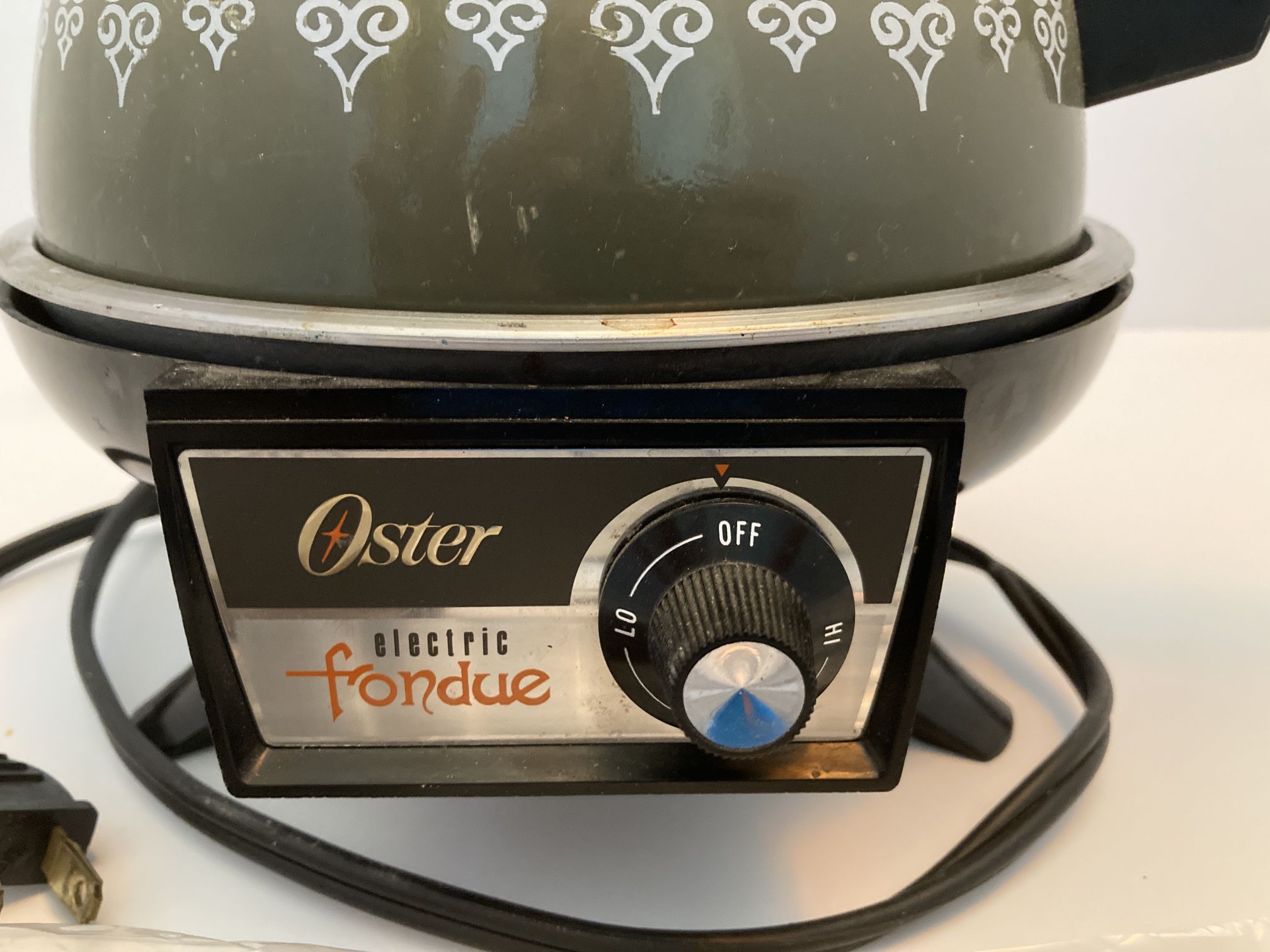 Lot #99 - Vintage Oster Electric Fondue Pot & Forks, and Electric Bun  Warmer - Puget Sound Estate Auctions.com
