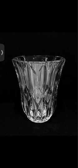 Val St Lambert Large Double Diamond Lead Crystal Vase 8” Signed. Beautiful sparkling vase, signed on bottom, is in vey good condition. Size is 8”tall,
