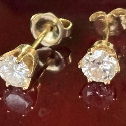 14 Kt Yellow Gold .78 TCW Earth Mined Diamond Stud Earrings
