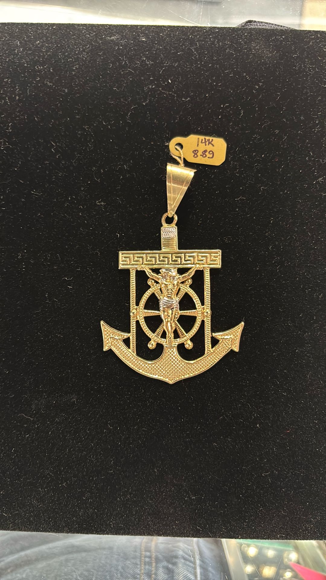 14KT 8.8G YELLOW AND WHITE GOLD ANCHOR PENDANT W/ JESUS IMAGE ON IT
