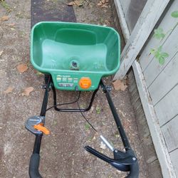 tengo estos 2 carritos  para tirar semilla Y fertilizante  $90 por los 2