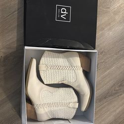 Dolce Vita Cream Short Leather boots 8.5
