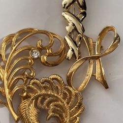Four Golden Brooches, Al In Good Condition 