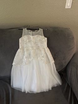 Little girls white dress with silver size 5 Little girls white dress with silver size 5