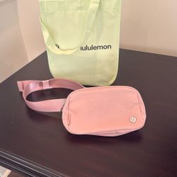 Lululemon Everywhere Belt Bag - NEW 