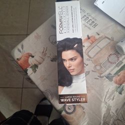 Kendall Jenner Formawell Styling Hair Brush