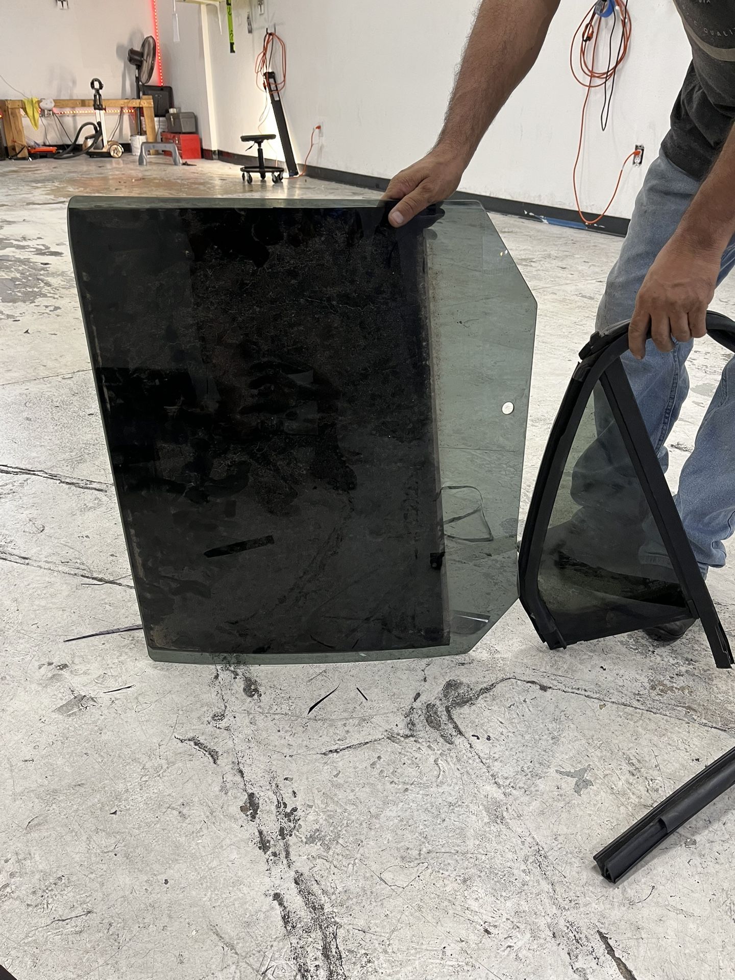 ford explorer windows (DOOR BEHIND DRIVER)