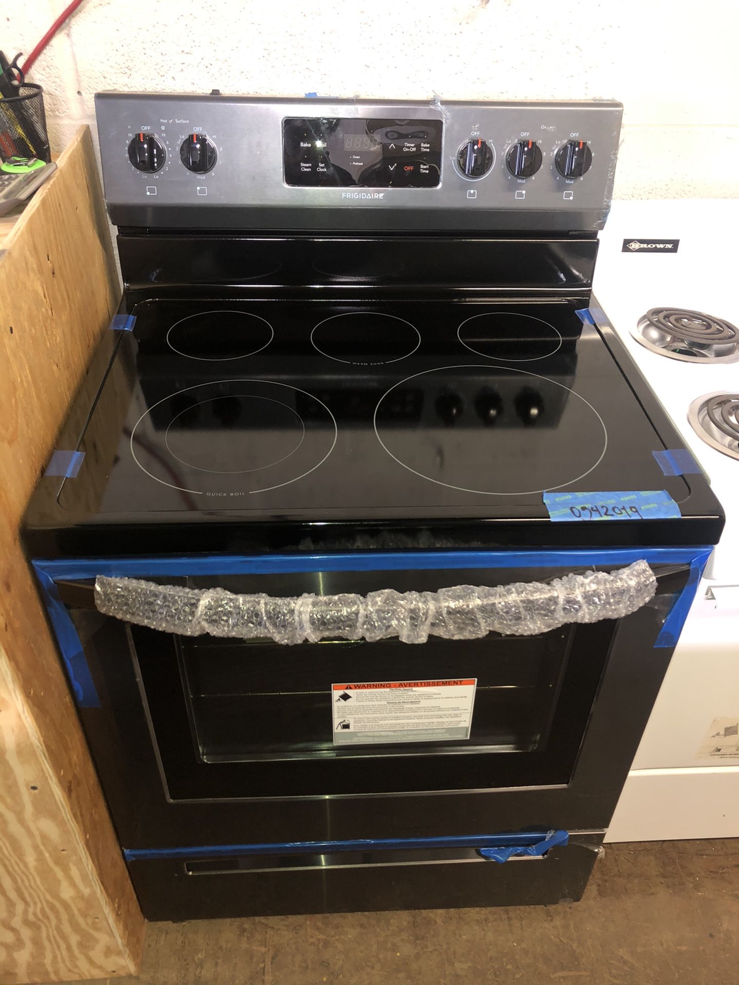 Brand New Electric stove Black steel-6 months