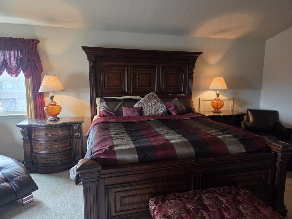 Elegant Wooden 5 Piece Bedroom Set