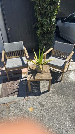 FREE Patio set. First come grab it in the alley.