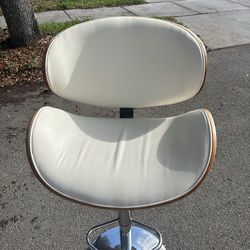 2 like new bar stools