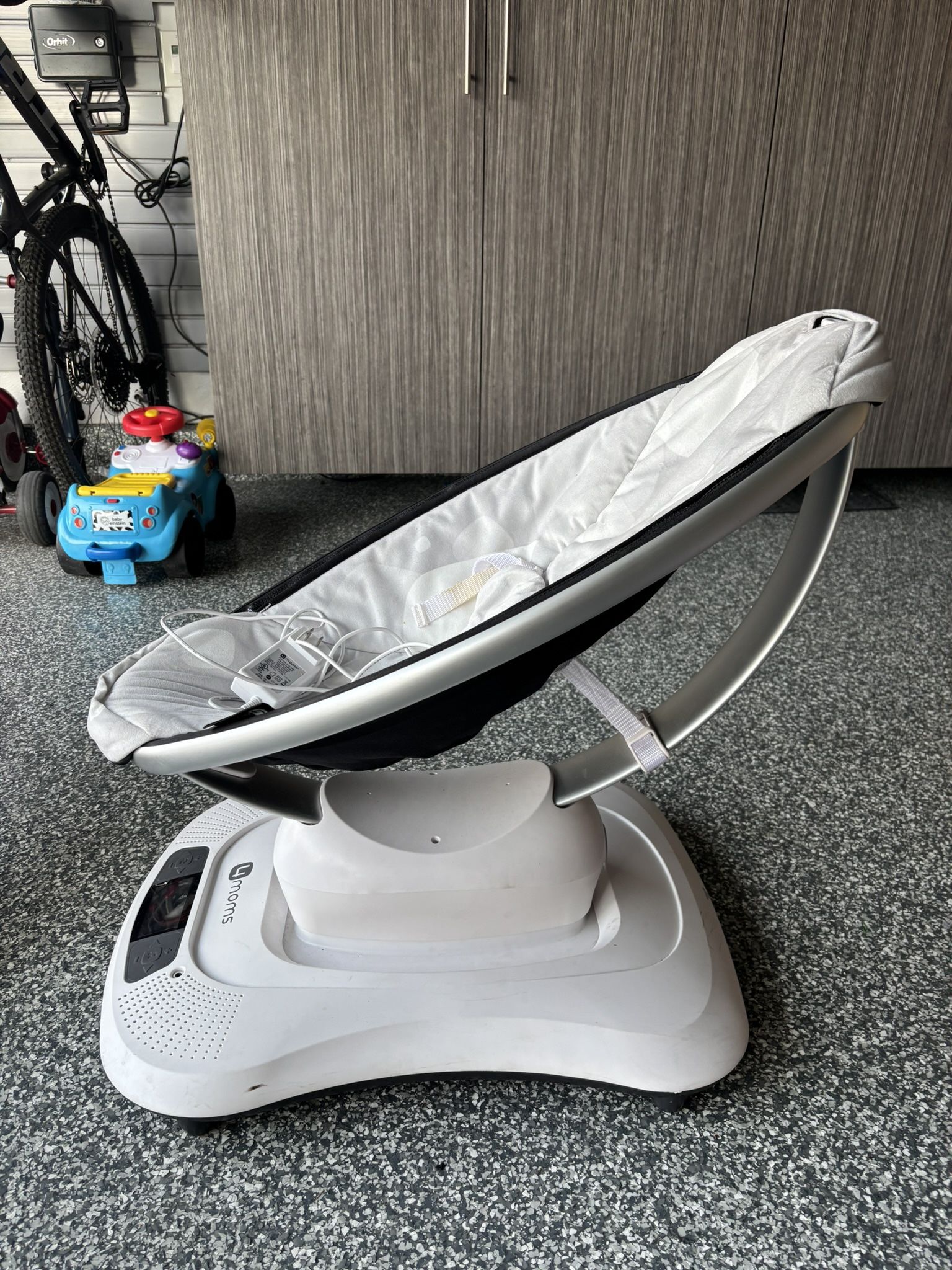 4Moms Mamaroo Multi-Motion Baby Swing