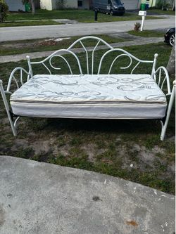 Daybed With Pillow Top Mattress