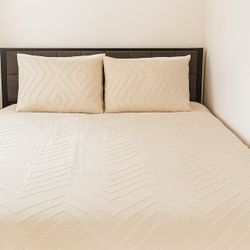 🛏️ Queen Bed Set – Mattress + Modern Frame & Headboard + FREE Bedding
