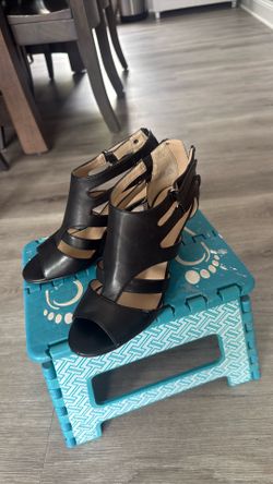 Woman’s dress sandal size 7