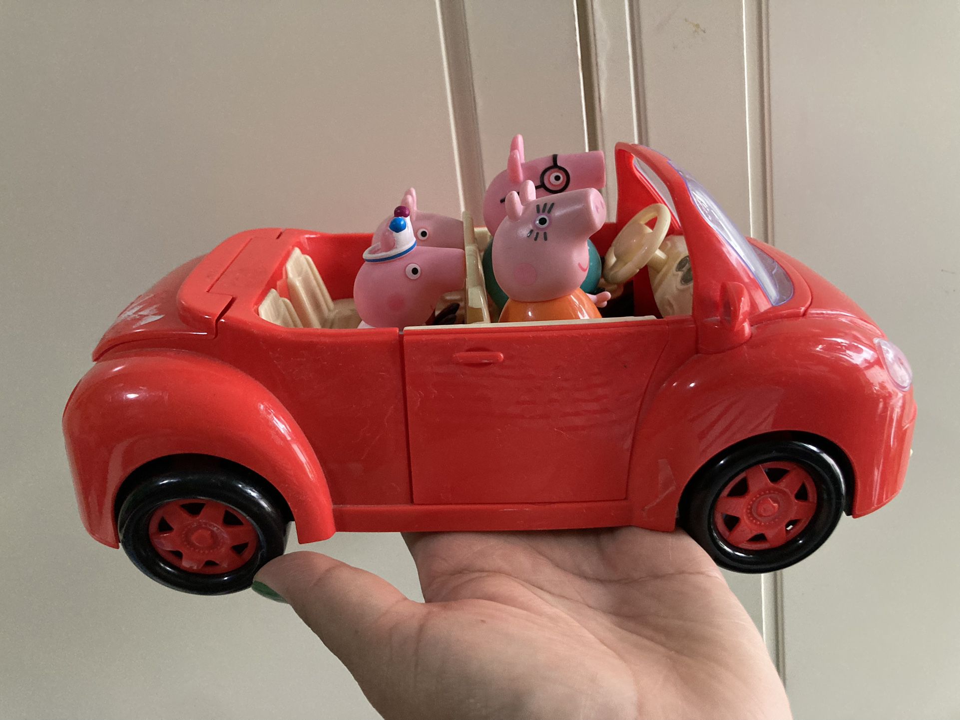 Peppa Pig Car And 4 Figures 