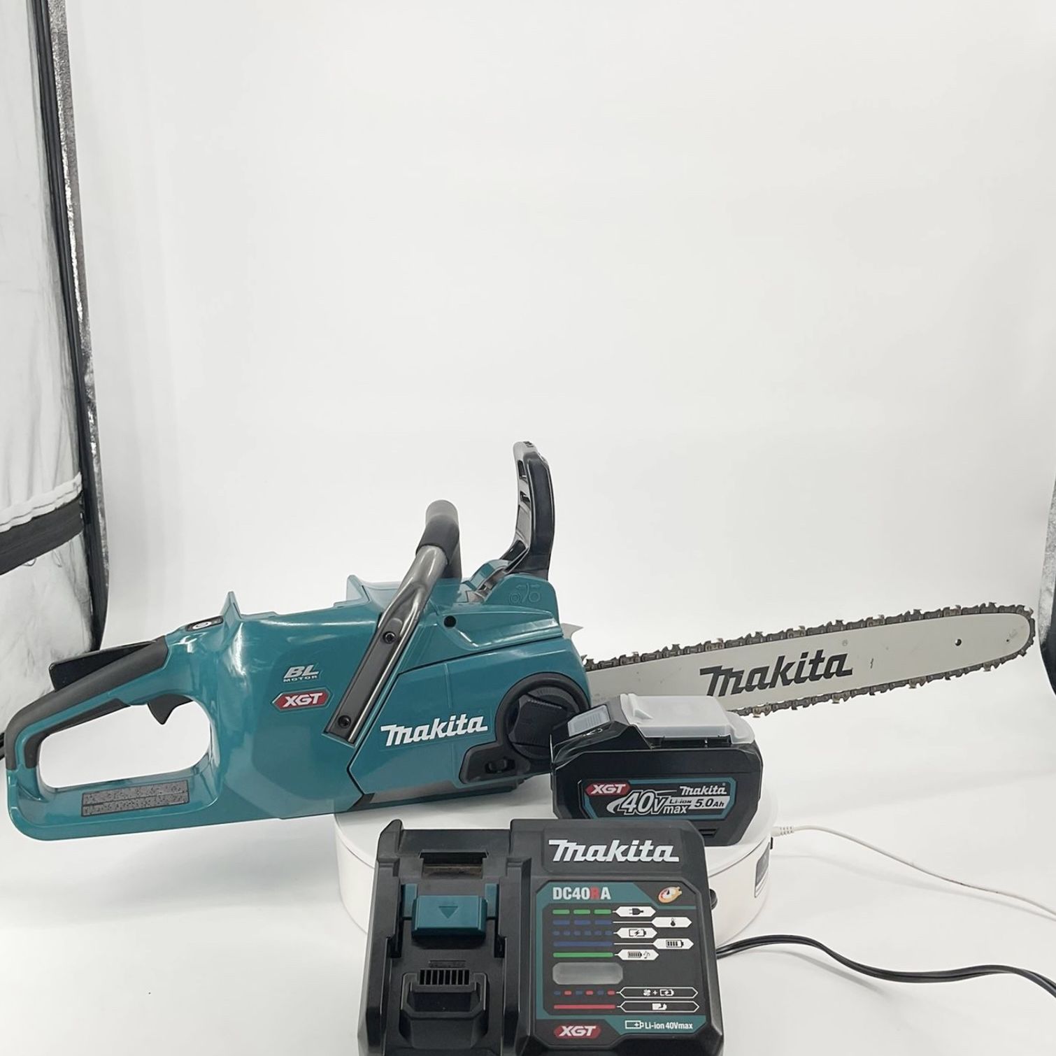 Makita XGT 18 in. 40V max Brushless Electric Cordless Battery Chainsaw Kit (5.0Ah) [USED LIKE NEW] 
