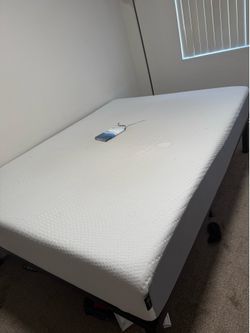 Zinus memory foam matresses (Queen)