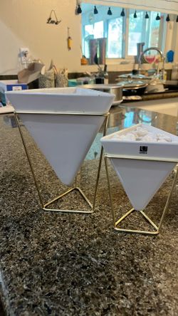 2 Triangle Decorations 