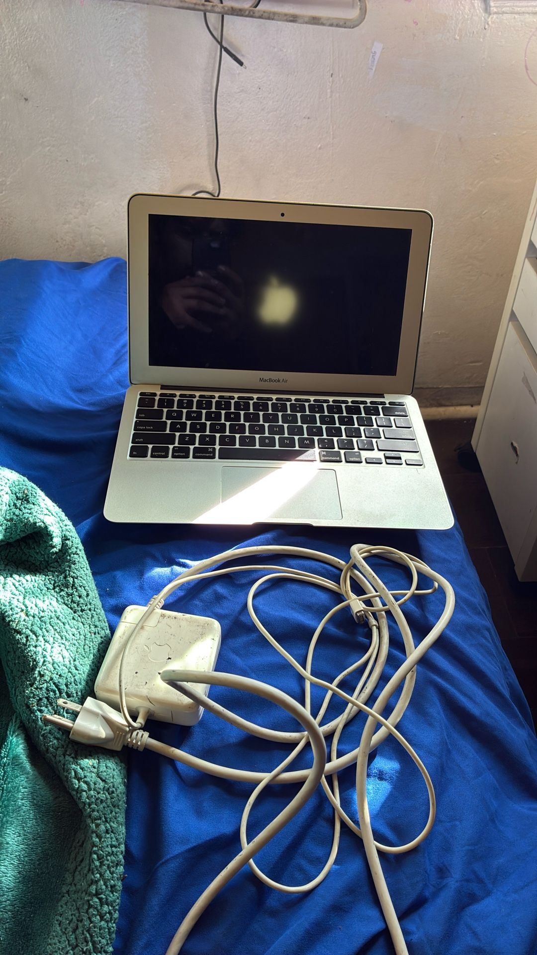 MacBook Air 75$