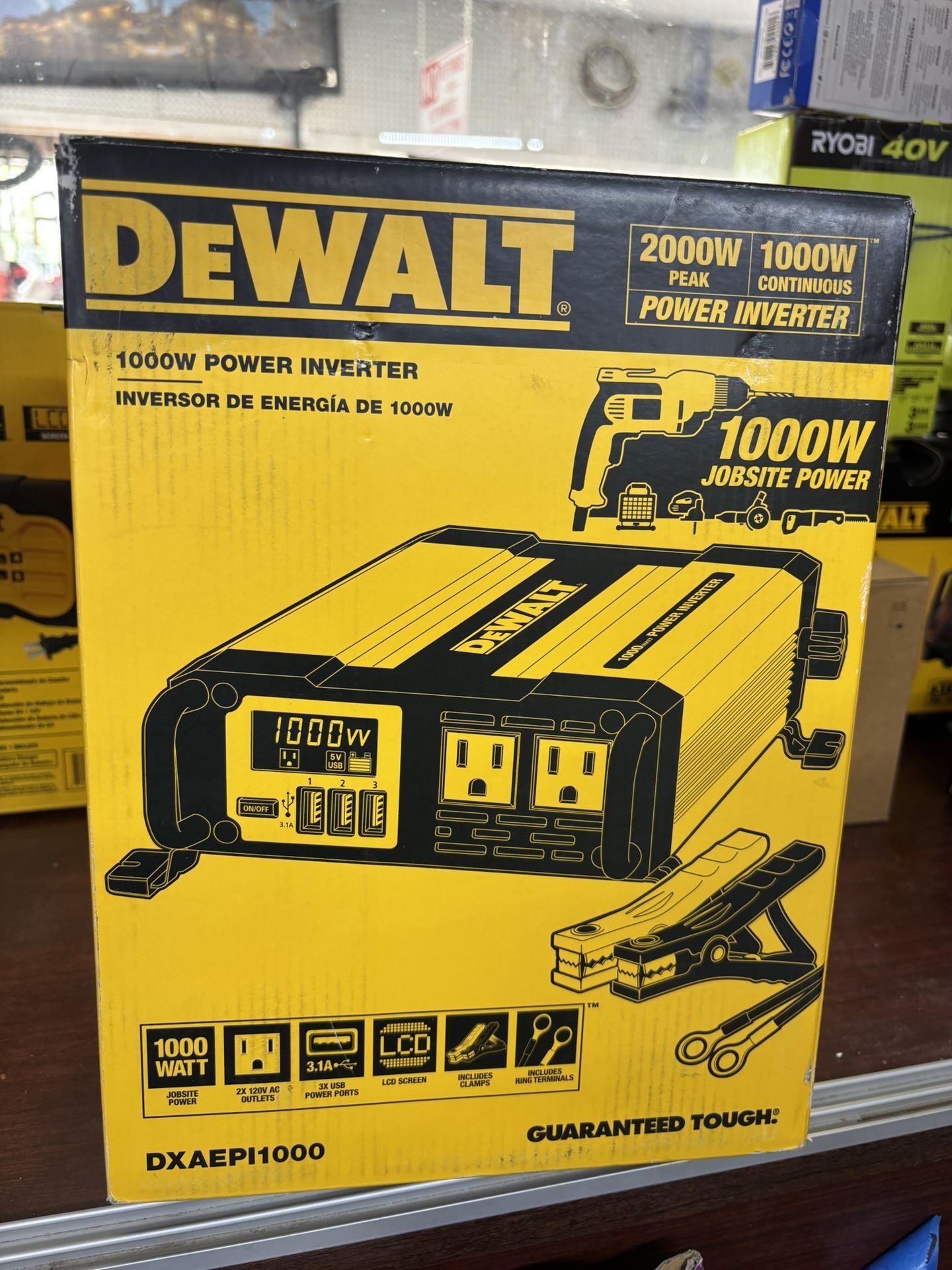 DEWALT 1000-Watt Portable Car Power Inverter with Triple USB Ports, inversor de energía