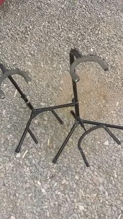 2 guitar stands