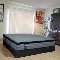 VERY NICE LIKE NEW KING SIZE SEALY POSTUREPEDIC MATTRESS AND BOXSPRINGS FOR SALE ! IN EXCELLENT CONDITION,  FREE DELIVERY