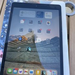 Gently Used iPad 10.1 (2021) -128gb- Fast Works Great - Cracked Screen 