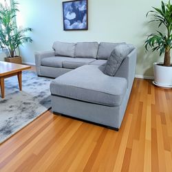 Living Spaces Sectional Couch- Like New 🛻Delivery Available🛻