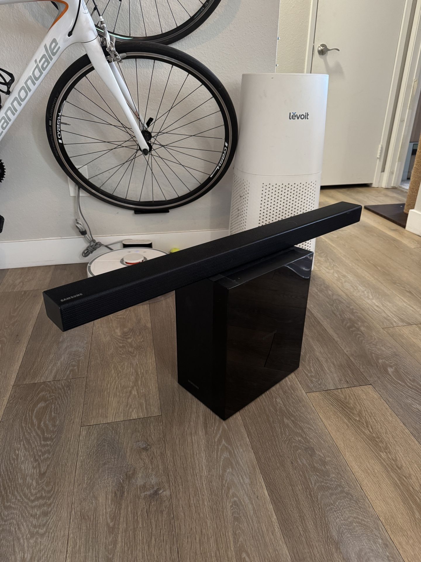 Dolby Samsung Hw-k450 built-in bluetooth with wireless subwoofer 