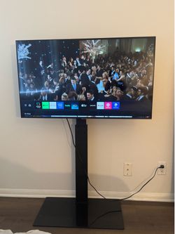 Samsung 43inch 2021 TV with TV stand (comes with legs but not shown in the picture)