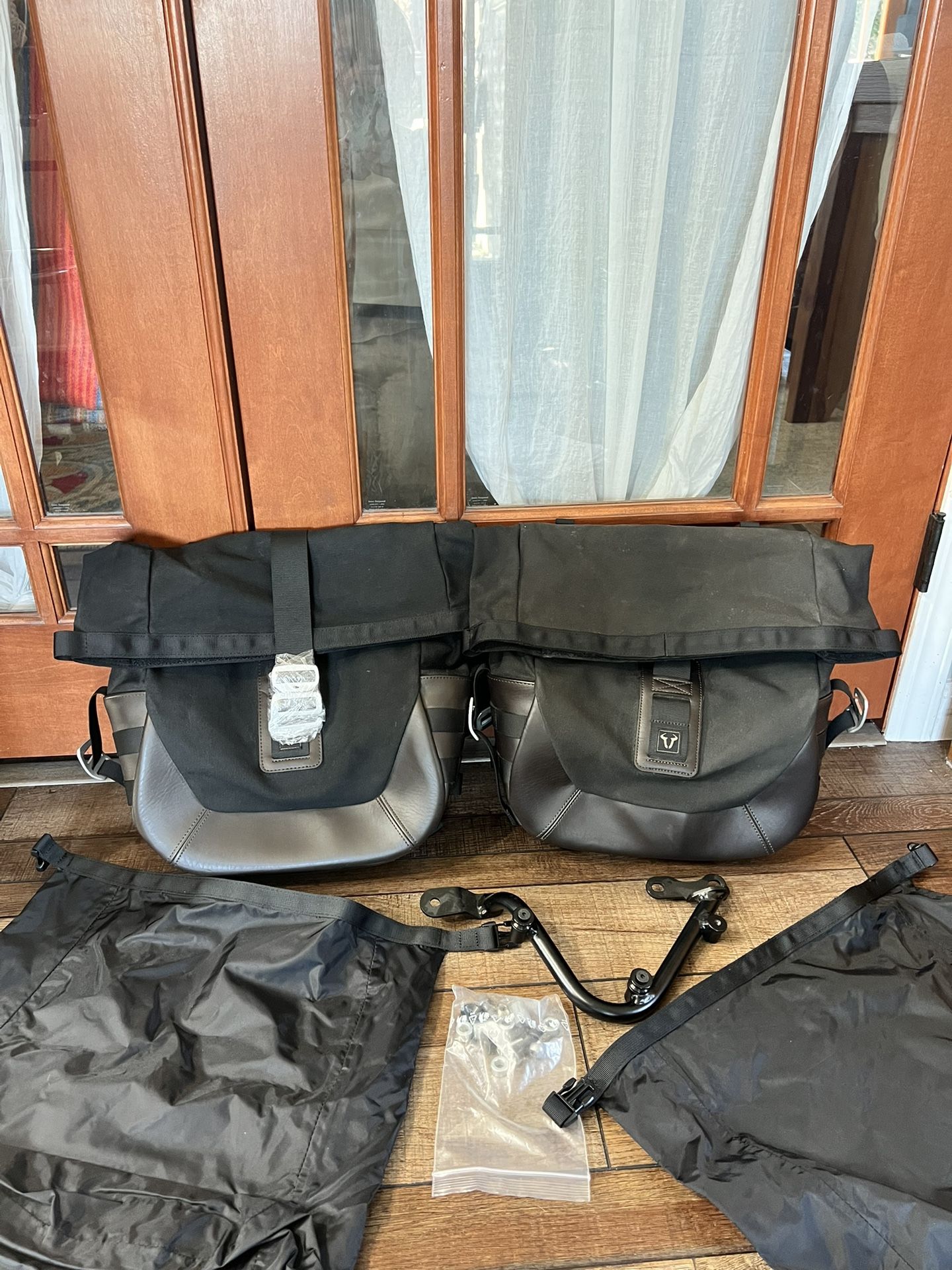 2Motorcycle Saddlebags(2Mounts/2Waterproof Bags)2SW Motech Triumph Bonneville