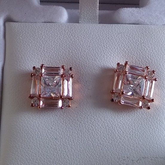 Exquisite 🆕 Diamond 14k Rose Gold Earrings! 🌹