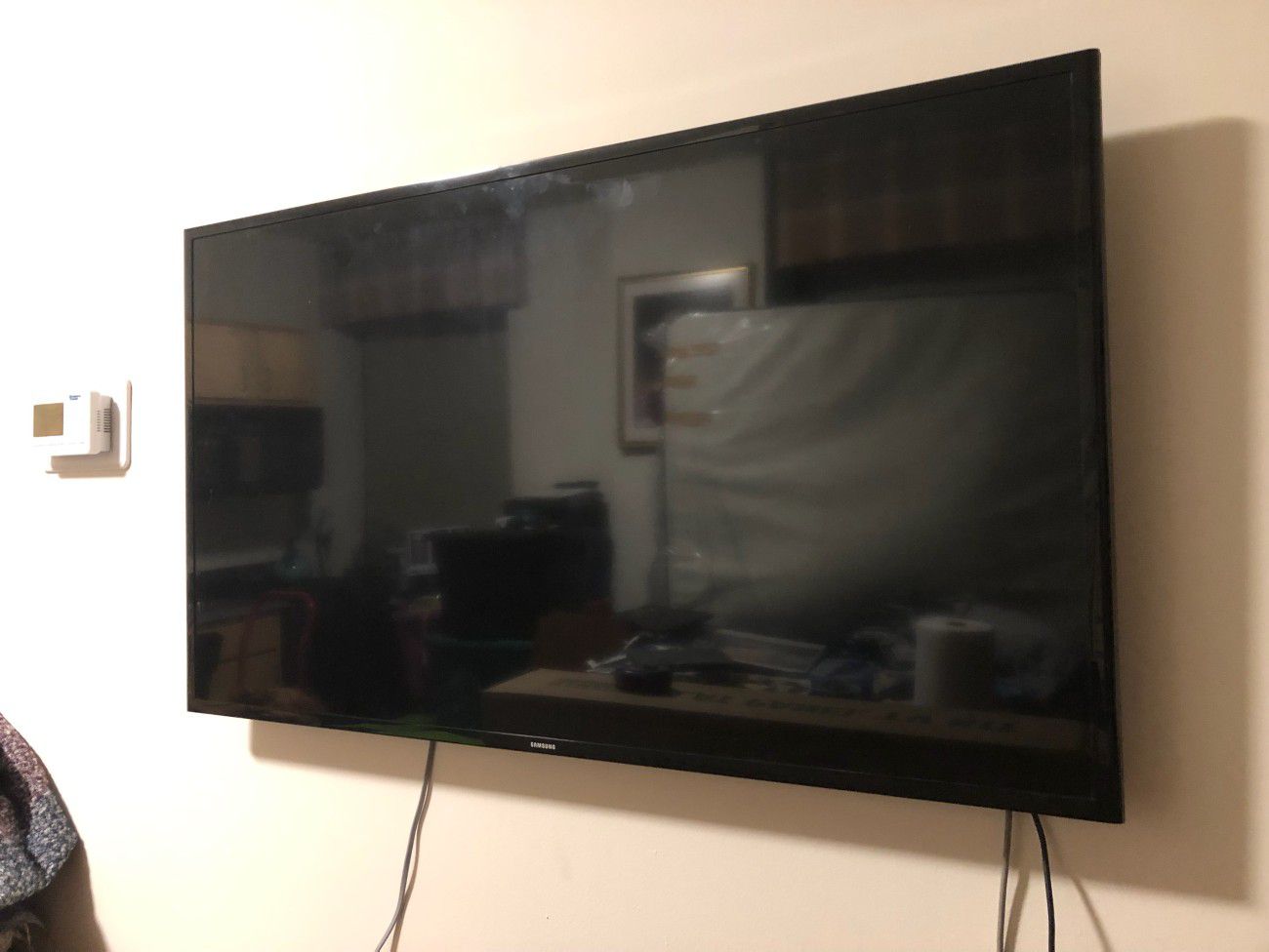Samsung 47" Smart TV w/wall mount