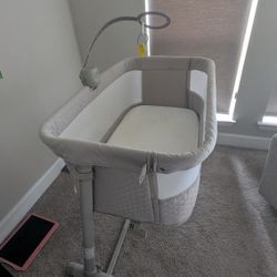 Bassinet & Bedside Sleeper with Mattress & Sheet