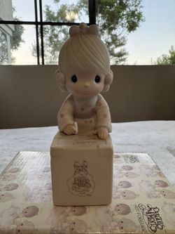 Precious Moments “Sharing Is Universal” (1987) – Collectors’ Club Figurine w/ Box